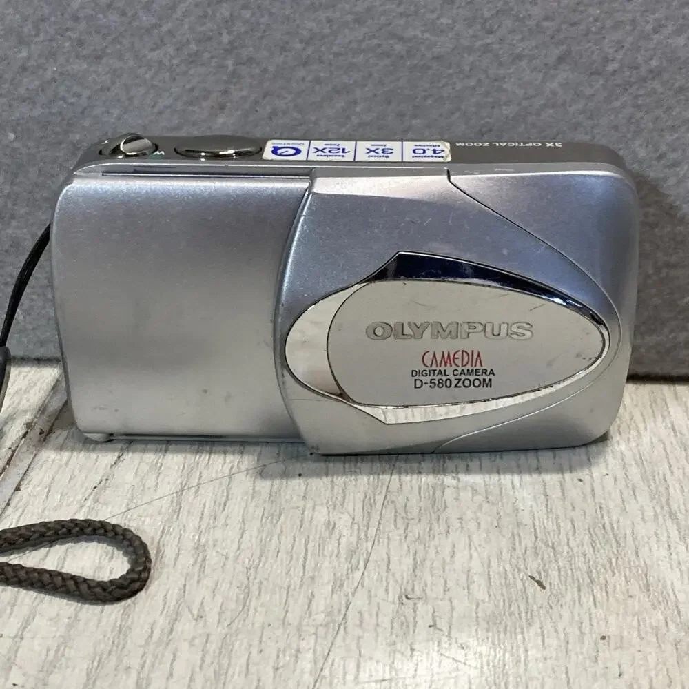 Olympus Camedia Digital Camera D-580 Zooms Case NO BATTERY CORDS MEMORY
